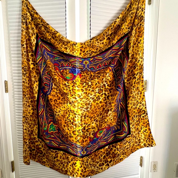 Versace 54x54in scarf NWOT Limited Edition Rare! - Picture 4 of 5